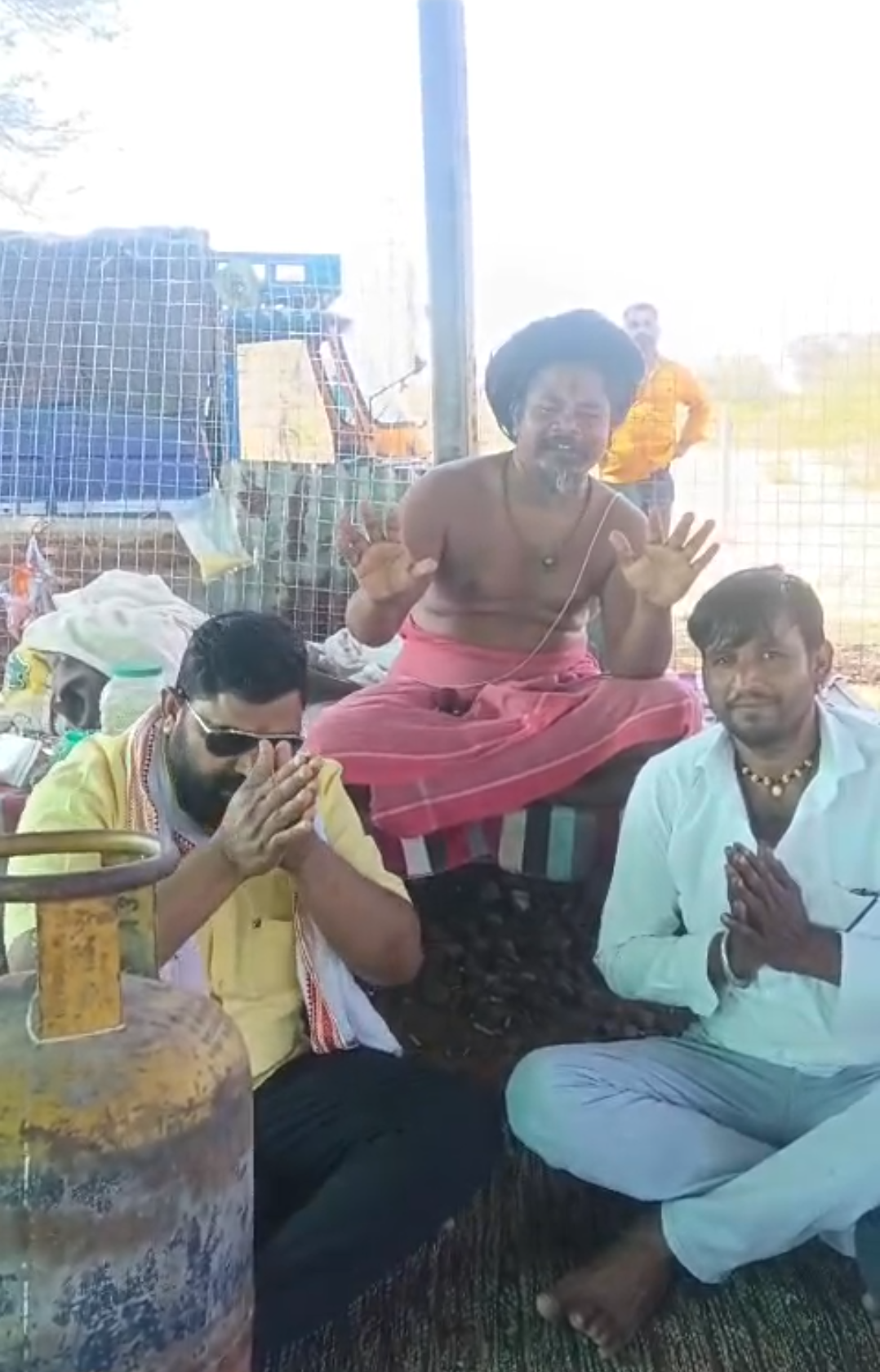 समाजसेवी ने महंत के आश्रम में भेंट किया गैस सिलेंडर